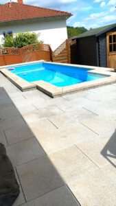 Pool mit Terrasse